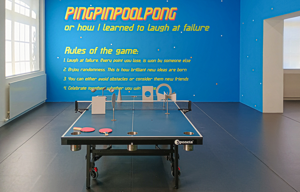 Tischtennis mit Hindernissen und neuen Regeln - von Basim Magdy. Foto: Arne Bicker
