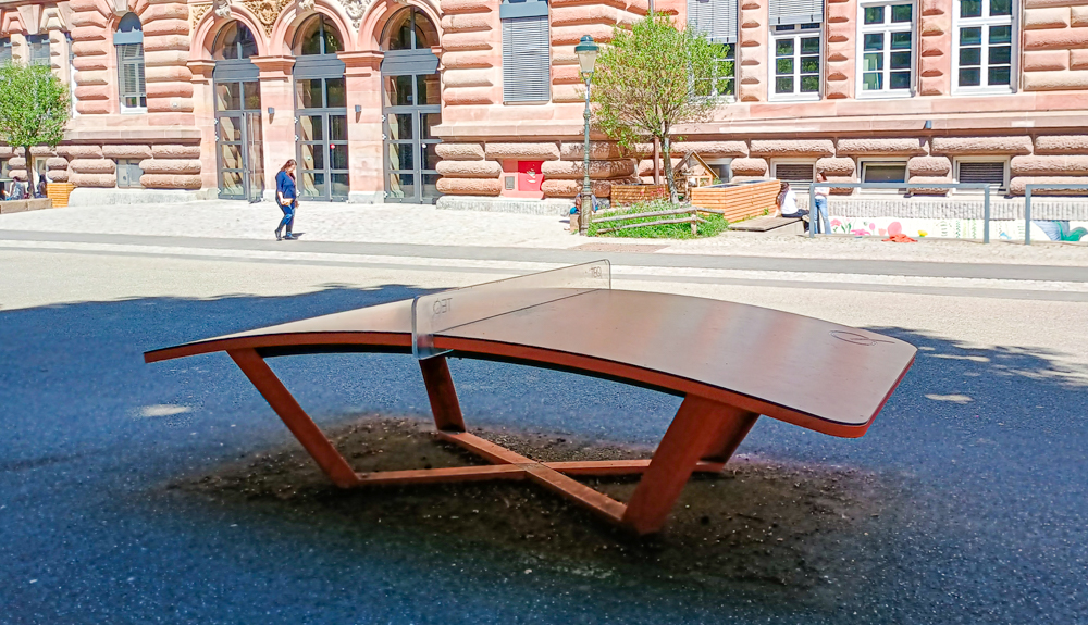 Neugierig machende Tischtennisplatte vor dem Goethe-Gymnasium am Holzmarkt (nicht Teil der MnK-Ausstellung). Foto: Arne Bicker