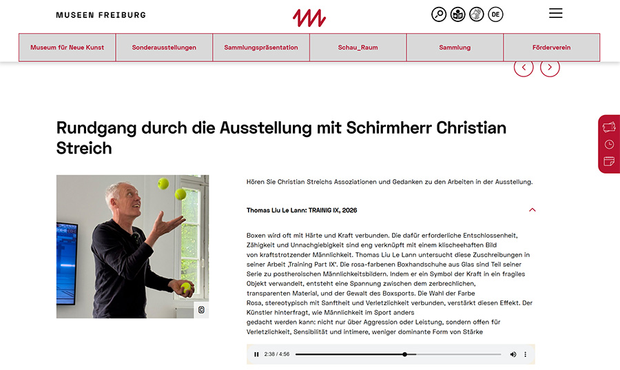 "Dann gibt's eine auf die Zwölf, wenn dummgeschwätzt wird" - Schirmherr Christian Streich kommentiert die Kunstwerke (hier die gläsernen Boxhandschuhe) in der Spielfeldausstellung des Museums für neue Kunst. Bild: Screenshot "museen.freiburg.de/2529479".