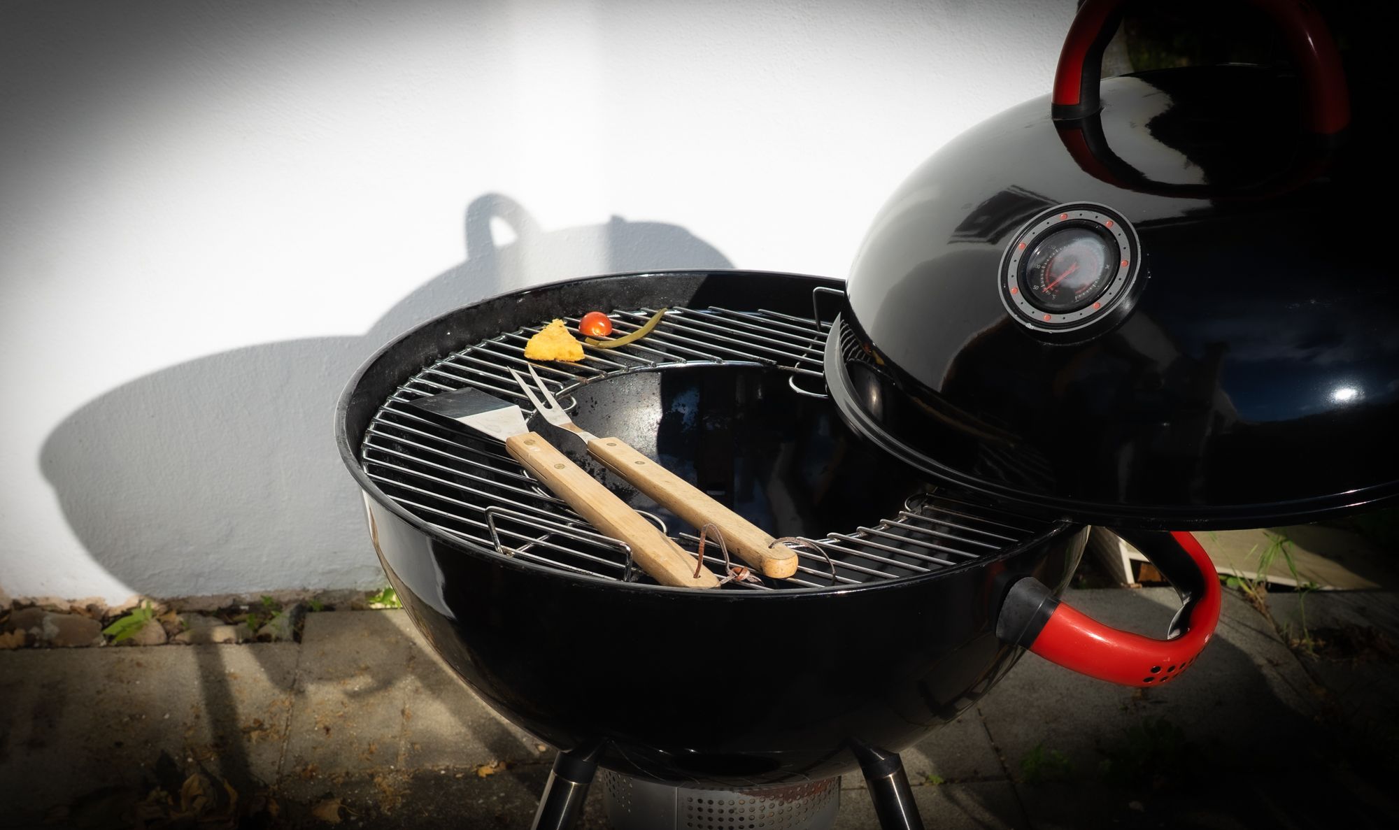 Richtiges Zubehör wie Grillgutträger mit mittigem Rauchabzug, zweiteiliges Füselierbesteck und Anti-Smoke-Gets-In-Your-Eyes-Deckel ist entscheidend. Foto: Arne Bicker
