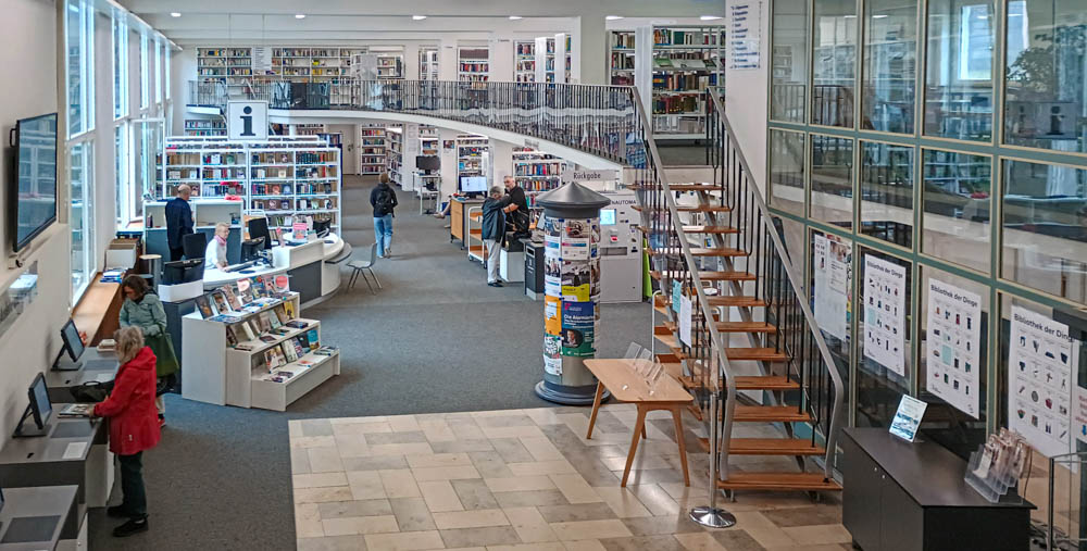 Immer einen Besuch wert: Die Freiburger Stadtbibliothek am Münsterplatz. Foto: Arne Bicker