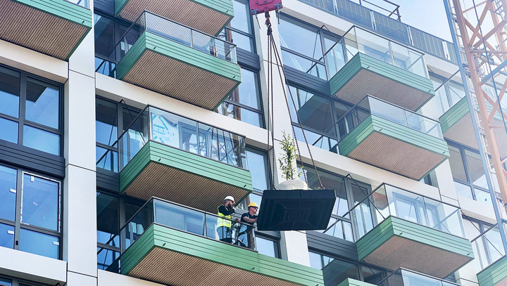 Auf den Balkonen dieses innovativen Holz-Hochhauses im niederländischen Delft wird es grün. Foto: ZDF / Anni Brück