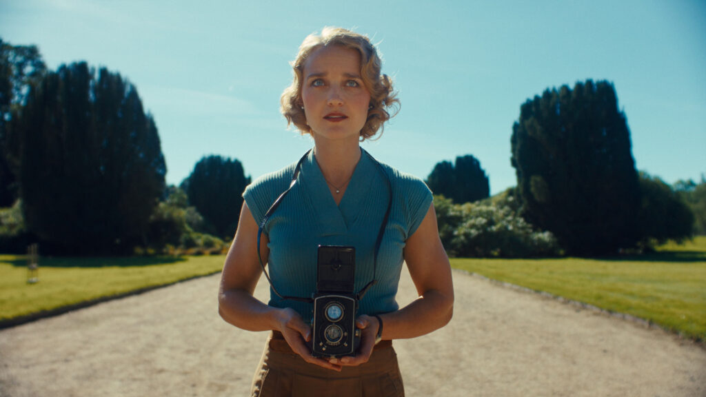 "This Is Not a Murder Mystery" - auch die Fotokünstlerin Lee Miller (Florence Hall) gehört zu den Surrealisten, die in West Dean ausstellen sollen. Foto: ZDF / Panenka
