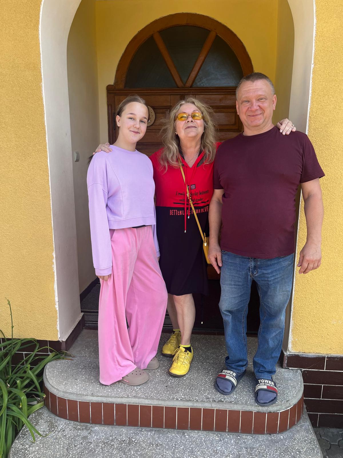 von links: Die 14-jährige Katja, Übersetzerin Maryna Roginevich und Pflegevater Alexander Pyroh.