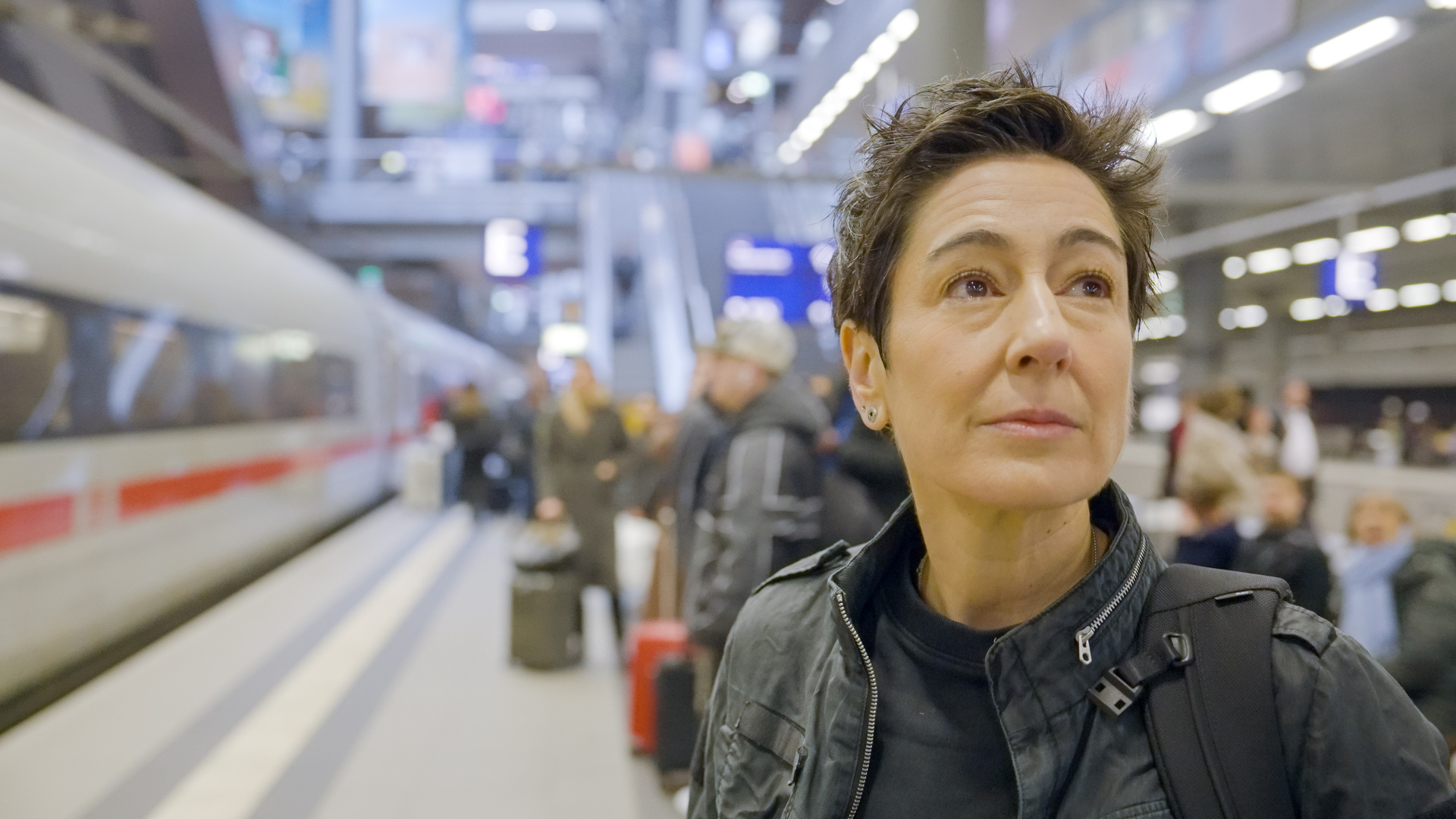 Dunja Hayali würde gern häufiger die Bahn nutzen, ist aber auch von den vielen Verspätungen genervt. Foto: ZDF / Felix Korfmann