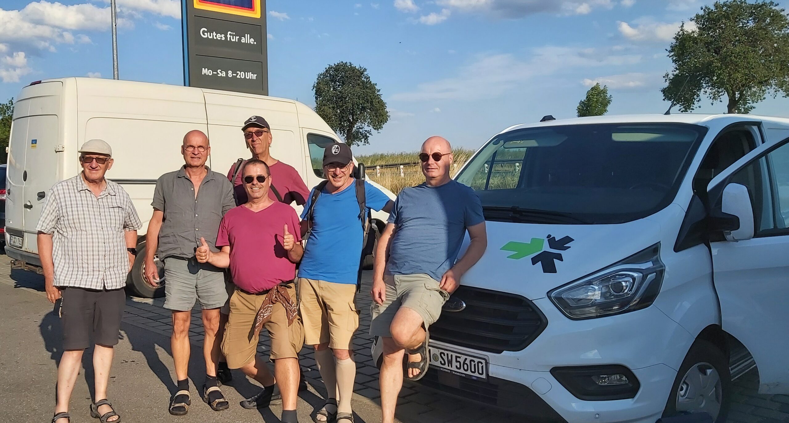 Bild von links nach rechts, Fahrercrew: Bernhold, Bernd, hinten Sebastian, davor Didi, dann Christoph und Martin. Bild von links nach rechts, Fahrercrew: Bernhold, Bernd, hinten Sebastian, davor Didi, dann Christoph und Martin. Fotos: Ukrainehilfe direkt