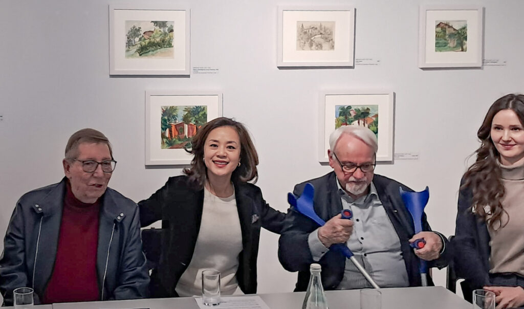 von links: Jürgen A. Messmer, Lea Qin Messmer, Kurator Dr. Friedhelm Hering und Kunsthistorikerin Karina Klucha in der Hesse-Ausstellung zu Riegel. Foto: Stefan Tolksdorf
