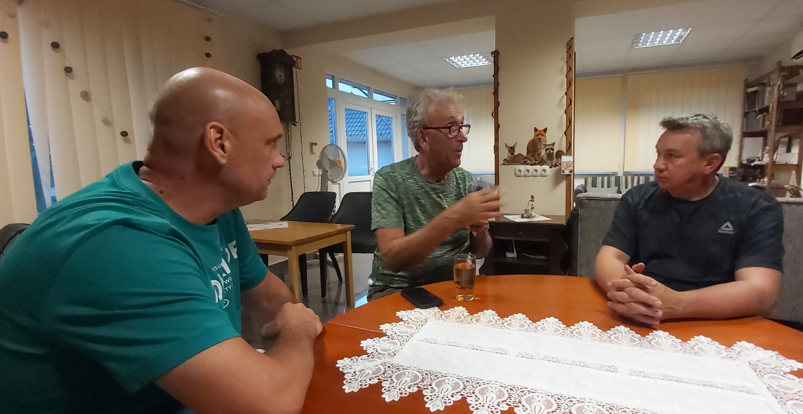 von links: Übersetzer Akos, Interviewer Sebastian Bargon mit Bürgermeister aus Záhony László Helmeczi.