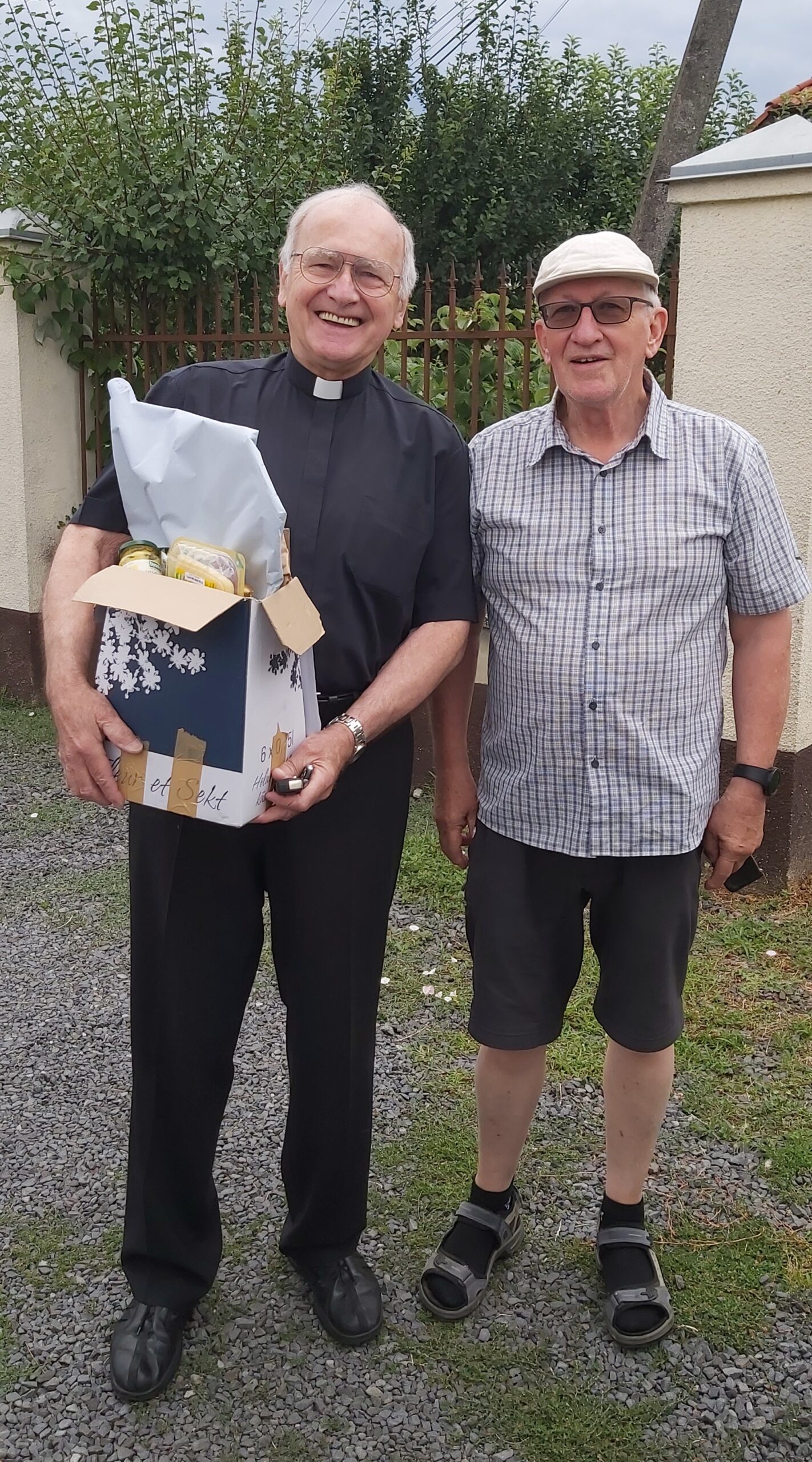 Alte Schulfreunde: Pfarrer Josef und unser Fahrer Bernhold Baumgartner.
