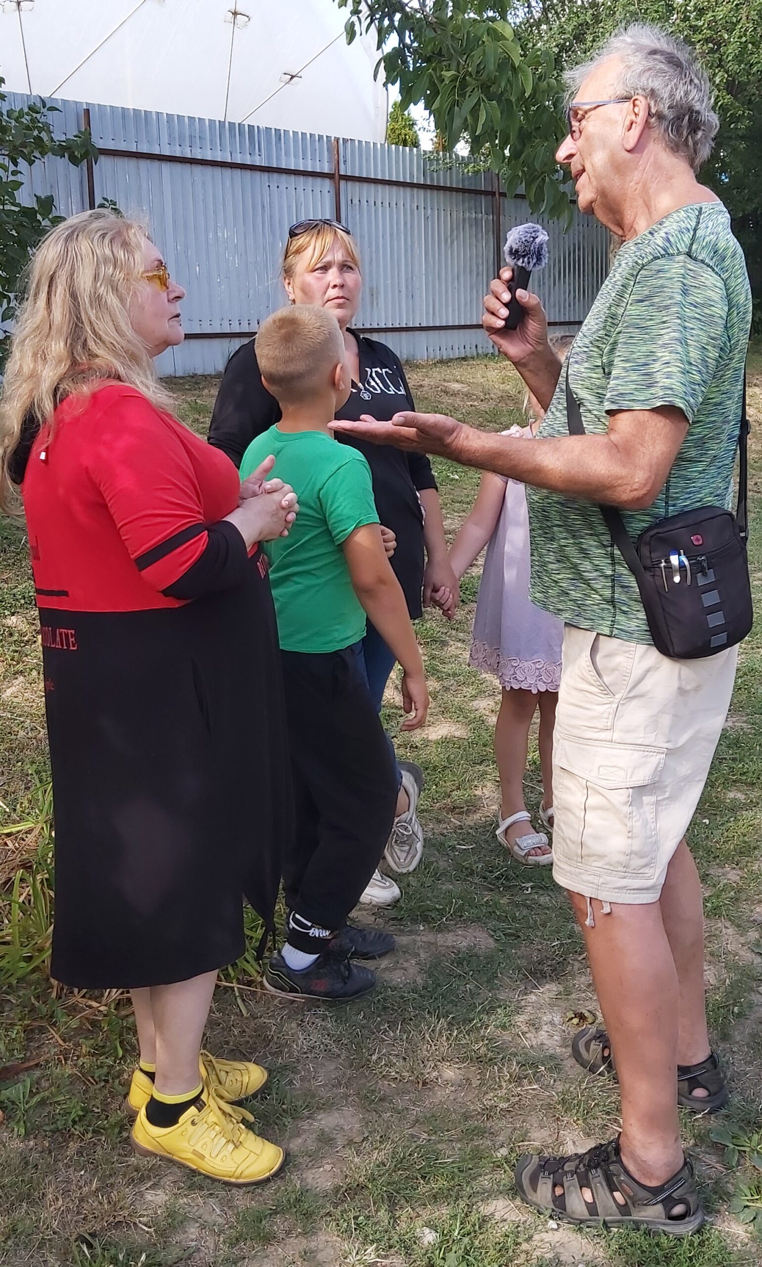 von links: Übersetzerin Maryna Roginevich, Mutter Natascha mit zwei Kindern und Sebastian Bargon,