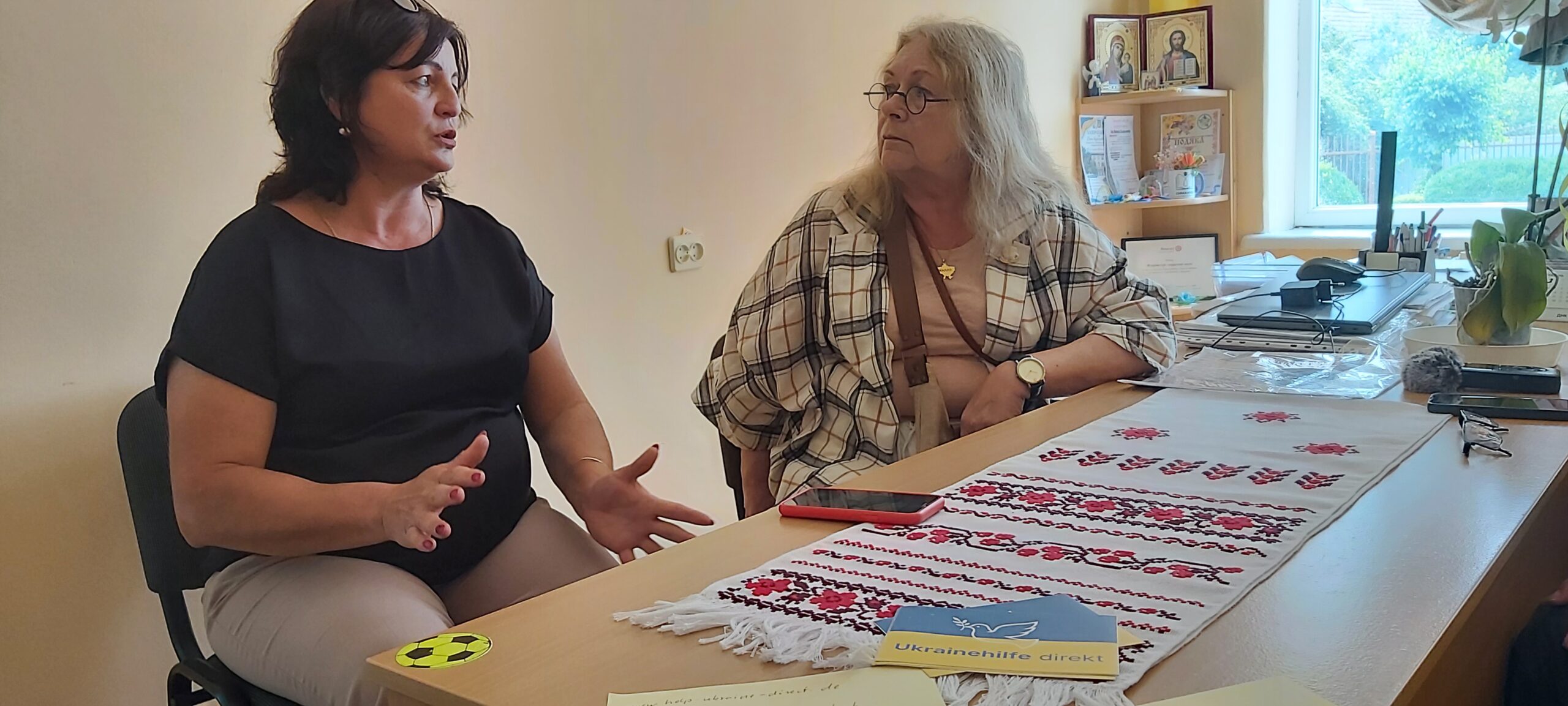 von links: Leiterin der Sehbehinderten Schule und Internat in Mukatschewo, Marianna Gerz und unsere Übersetzerin Maryna Roginevich.