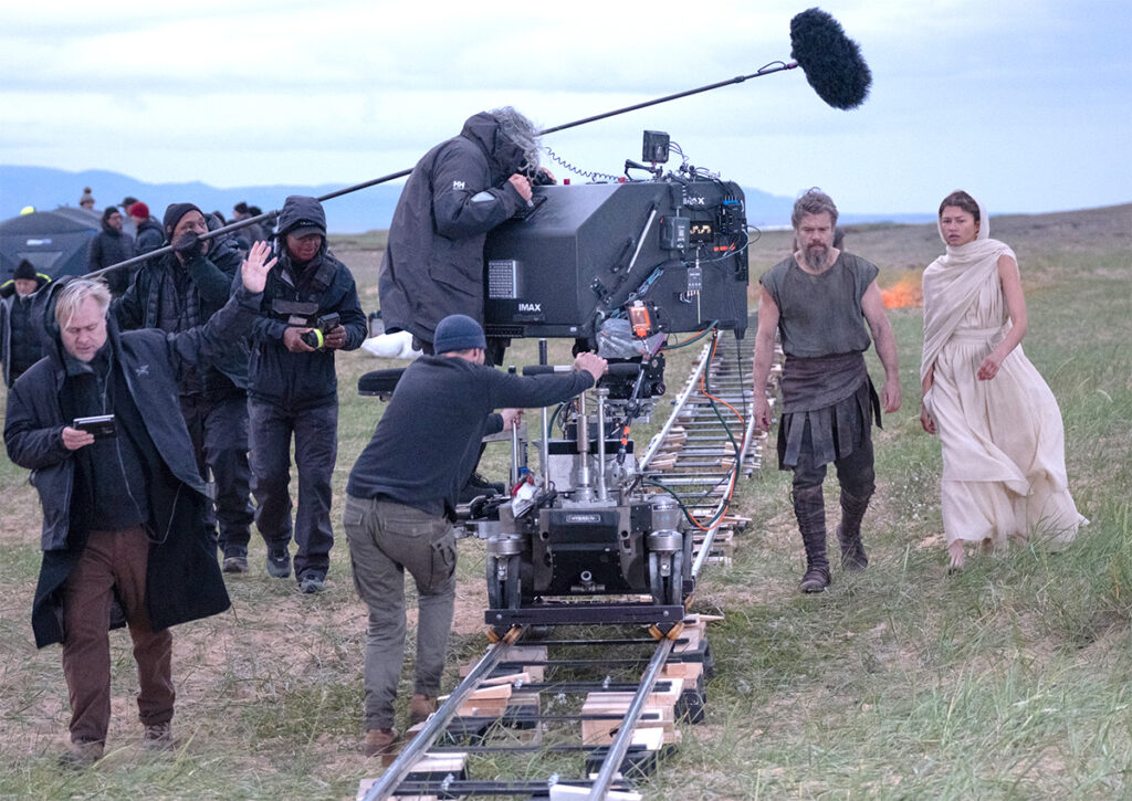 Regisseur Christopher Nolan (links), Matt Damon (Odysseus) and Zendaya (Athene) bei den Dreharbeiten zu "Die Odyssee". Foto: Universal Pictures / Melinda Sue Gordon