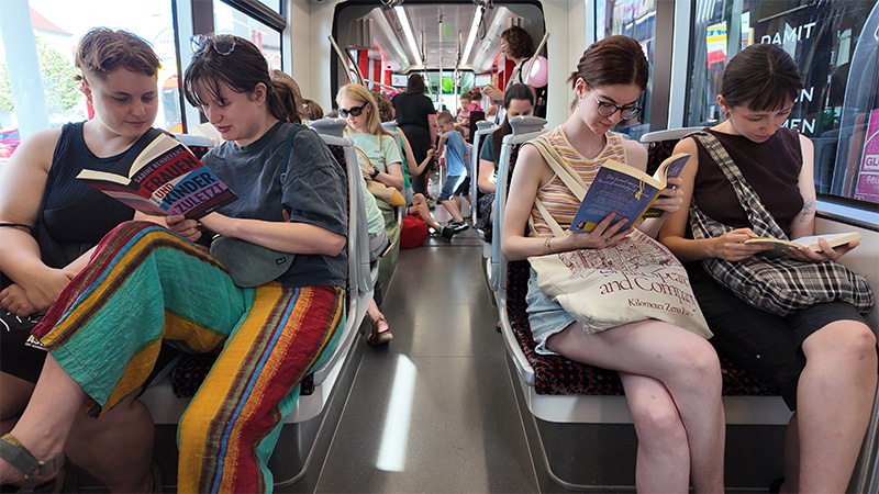 Diese vier jungen Damen nutzten die Bücherbahn als gemeinsame, handyfreie Lese- und Vorlesezone. Foto: Arne Bicker