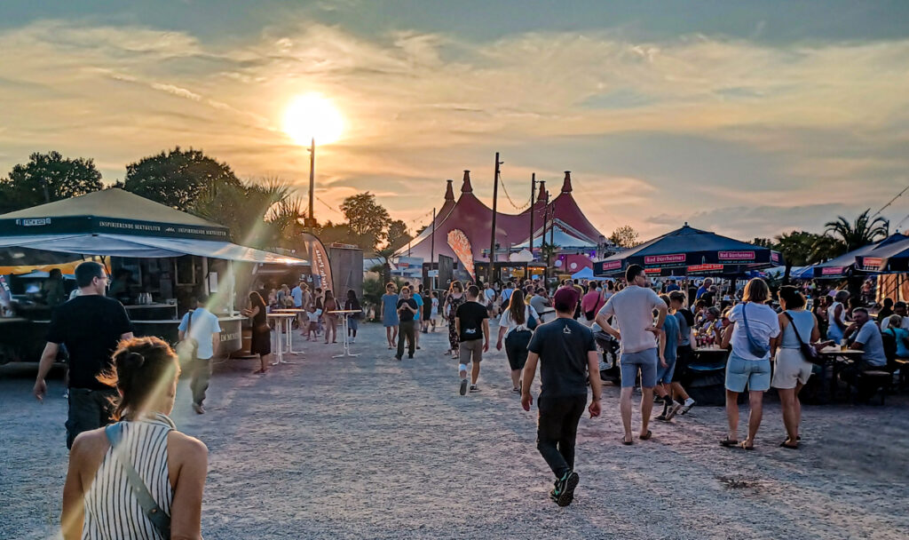 Abendstimmung beim 42. Freiburger Zelt Musik Festival 2026. Foto: Arne Bicker