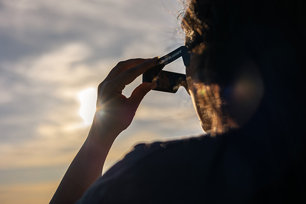 Voricht beim Beobachten der Sonnenfinsternis. Foto: FWTM / Shutterstock / Victor Sanchez