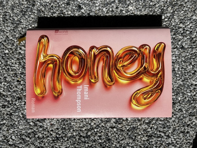„Vielleicht hätte sie, wenn sie mit Gärtnern angefangen hätte, nicht begonnen, Leute zu töten“, aber so einfach ist das wieder mal nicht. Im Debütroman „Honey“ von Imani Thompson kann weder Gartenharke noch Minze etwas gegen die schon länger brodelnde weibliche Wut der Protagonistin Yrsa ausrichten. Foto: Silvia Kurz