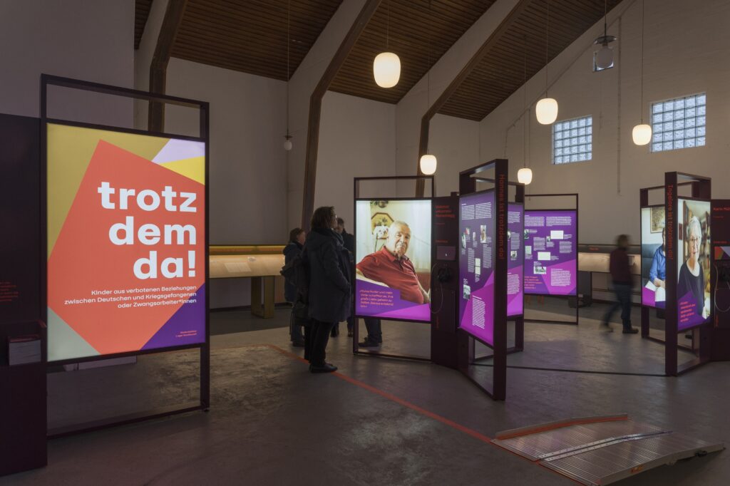 Blick in die Ausstellung "Trotzdem da". Foto: Michael Kohls