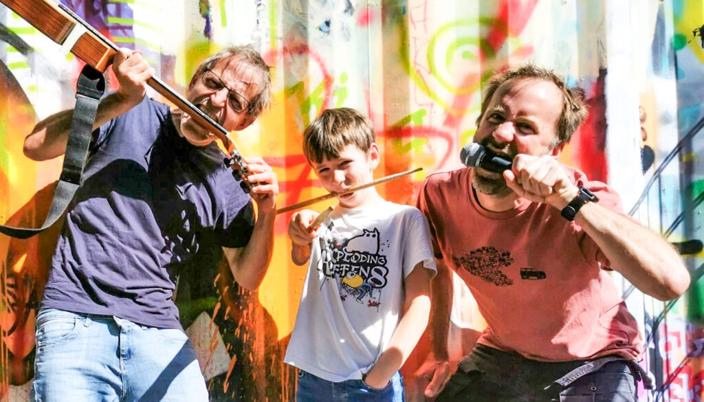 Bunt geht's zu bei "Musik in Haslach" am Sonntag, 27. September: So spielt u.a. die Haslacher Band "Die Letzten beißen die Hunde" - Uli, Julius und André - von 13.15 bis 14 Uhr vor dem Cargo Theater "Cover der 90er der härteren Art". Foto: Band