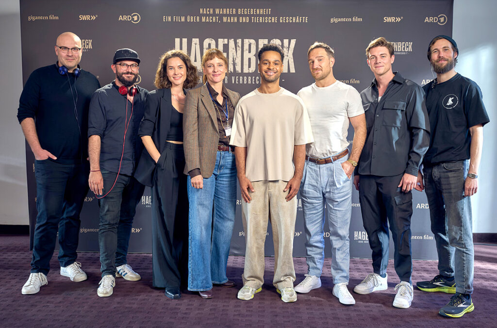 Drehschluss für die Comedyserie „Rent a Black“ . v.l.n.r.: Autor Marc Schlegel, Regisseur Julius Grimm, Katia Fellin (spielt Trixi), Anne Ratte-Polle (spielt Journalistin Jule), Lukas Staier (spielt Lukas), Frederick Lau (spielt Frederick Lau), Produzent Gerrit Klein und Kameramann Paul Sprinz. Foto: SWR / Giganten Film / Frank Dicks